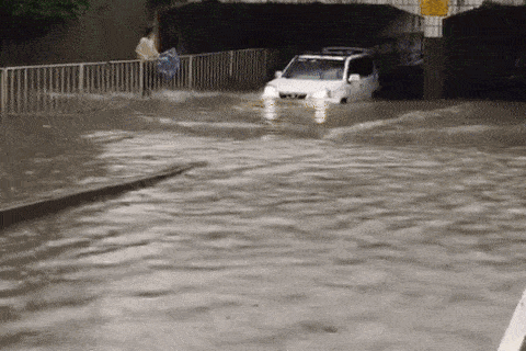 雨季涉水驾车,如何在积水路面安全驾驶?