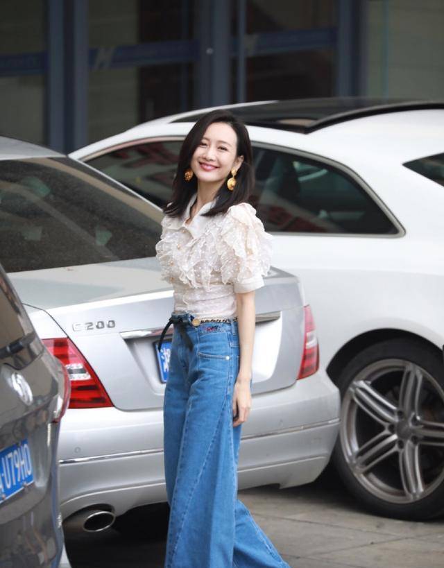 王鸥可真敢穿,穿抹胸裙平板身材撑不起,全靠颜值撑着!