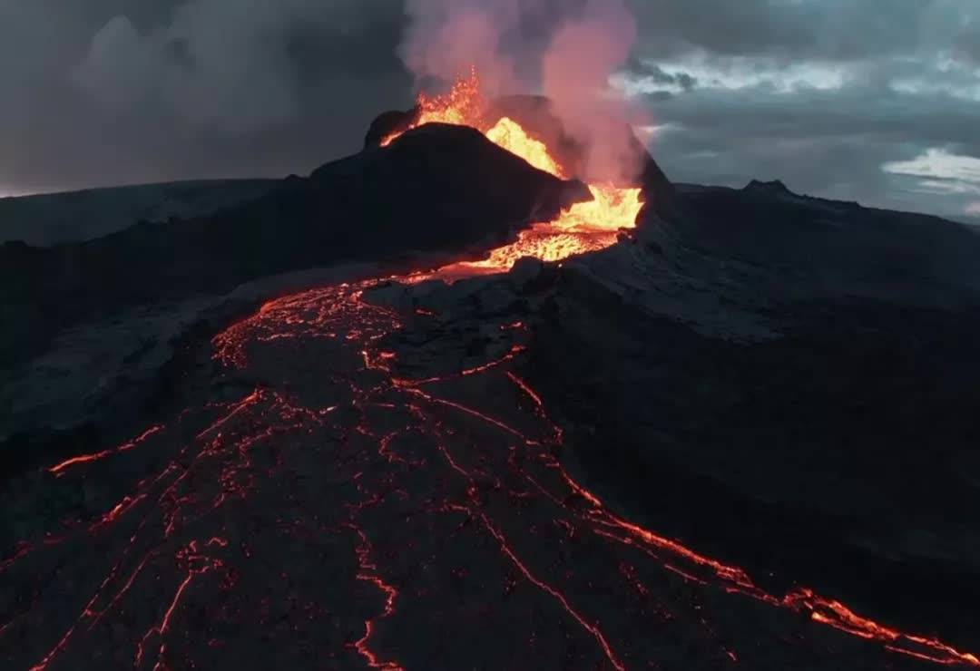 无人机为捕捉冰岛火山喷发坠毁高风险区域如何保障机身财产安全