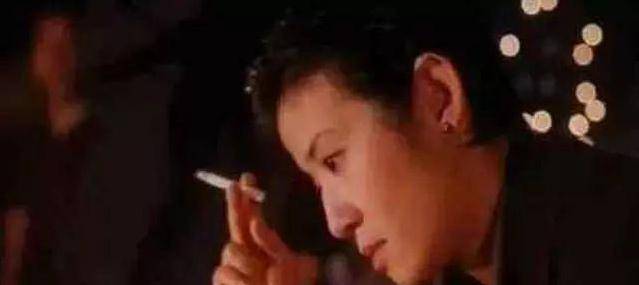 她在《古惑仔》中出演的女大佬也是非常有气质,看着抽烟的样子,迷离的