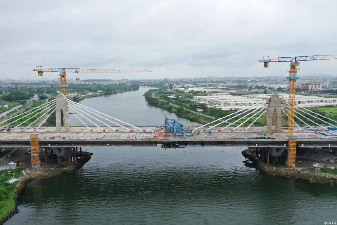 新津河特大桥主桥中跨今天合龙,南北两岸跨水对接!