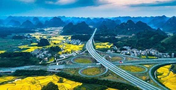 广西最平凡的一条高速公路,被英媒称为最美公路,位置在两座县城