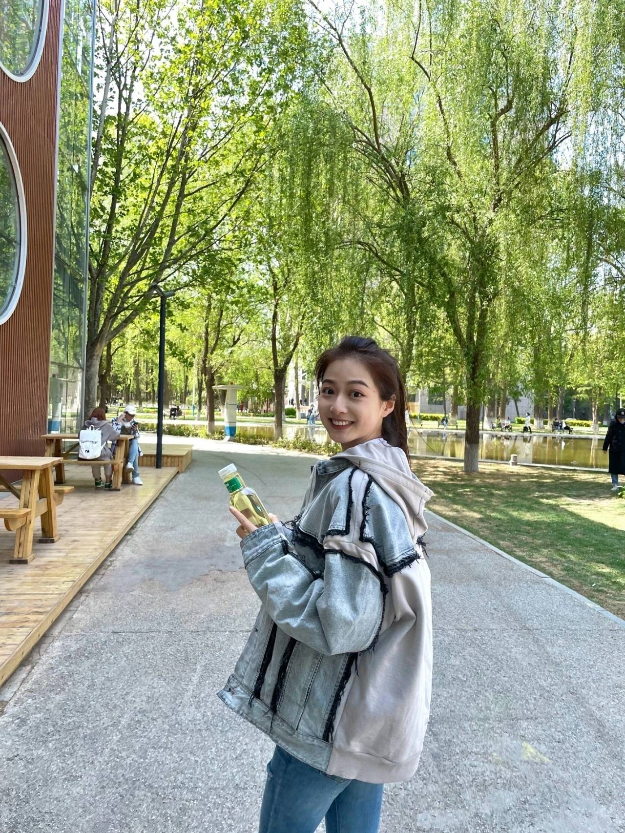 四名领诵员之一的冯琳是红船故里姑娘中国传媒大学的女大学生