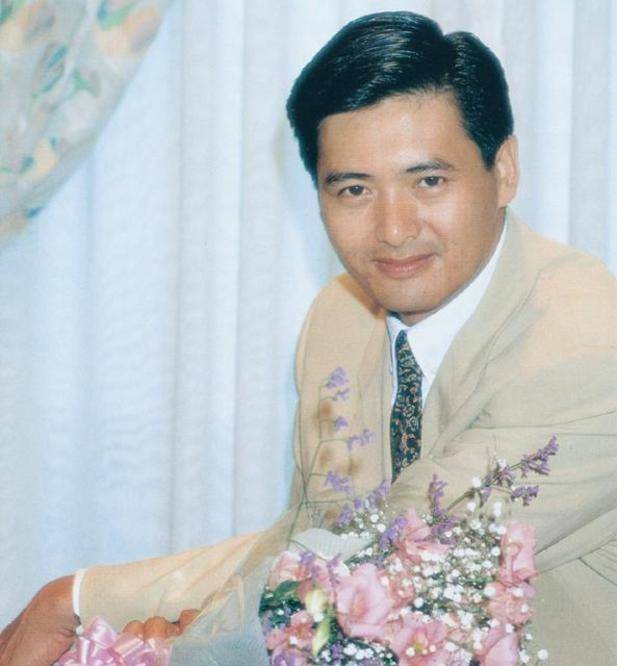 《纵横四海》中的艺术品大盗阿海;《赌神》中的赌神高进;周润发比成龙