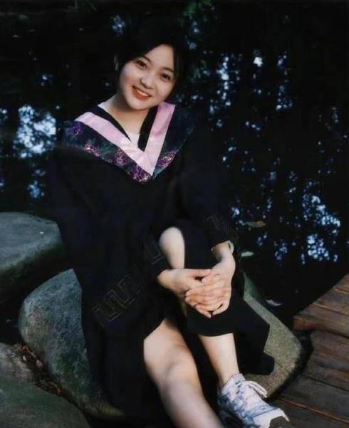 原创林妙可晒毕业照被赞太美,现在的林妙可长什么样?