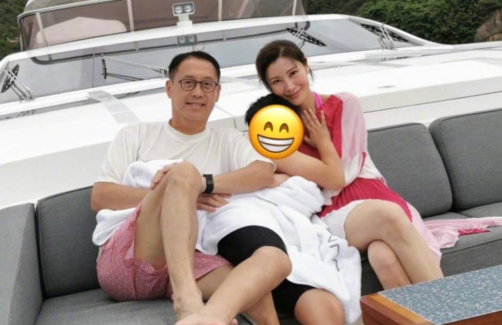 50岁李嘉欣近照曝光,富商老公罕见同框,夫妻笑容灿烂画面甜蜜?