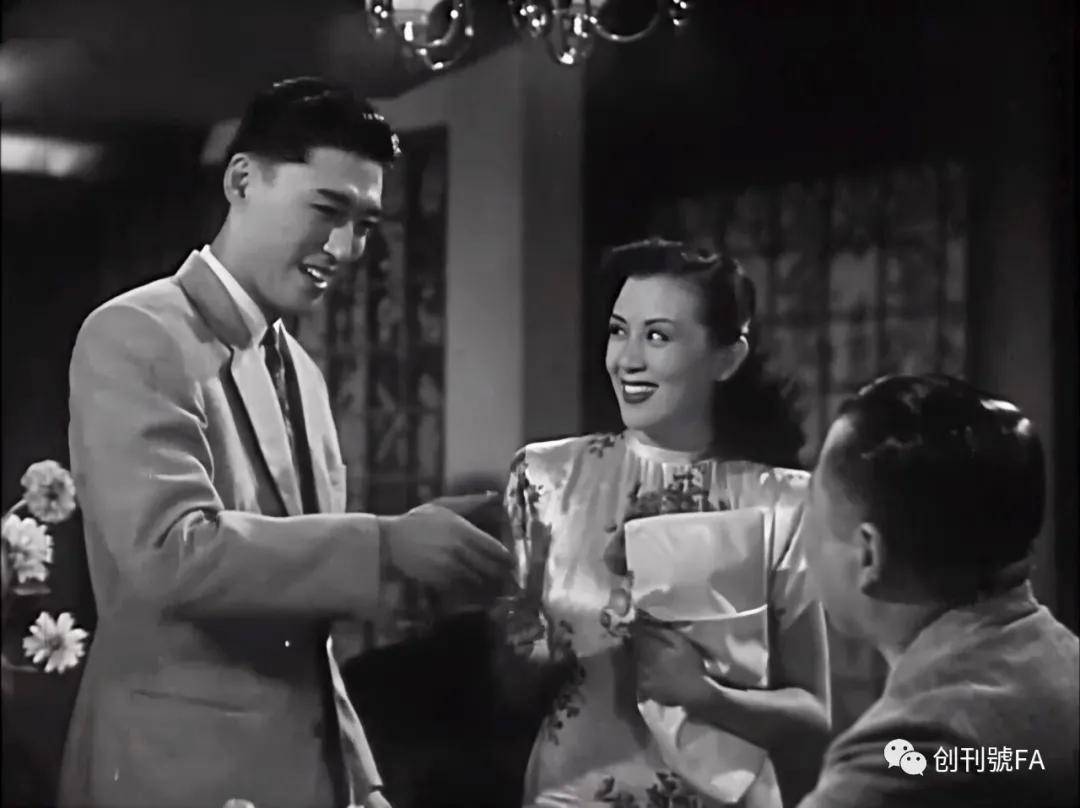 1947/《太太万岁》中用白色褶皱长手包搭配垫肩旗袍.