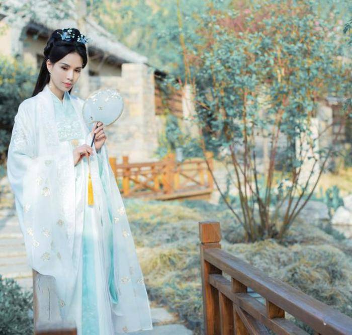 李若彤现身孔庙,穿古装仙气飘飘梦回小龙女,投壶射箭英姿飒爽!