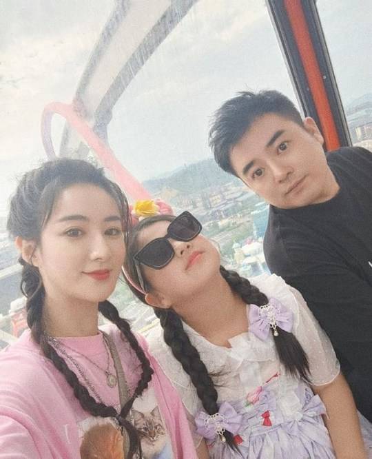 薇娅夫妇带女儿去游乐场玩,一家三口同框,羡煞旁人!