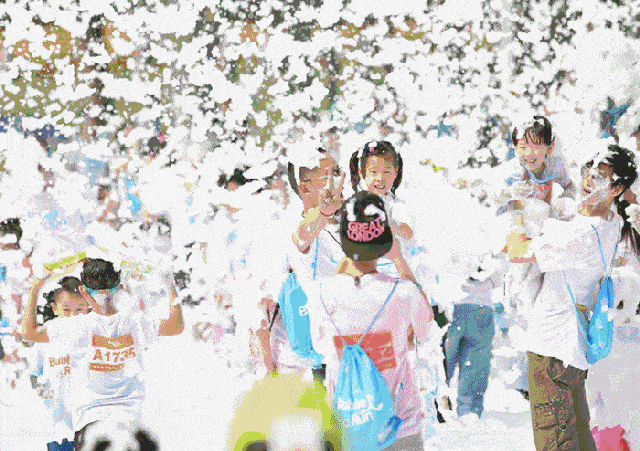 玩水,追泡泡,激起你的童心 泼水大战 无泼水,不夏天 加入泼水互动,大