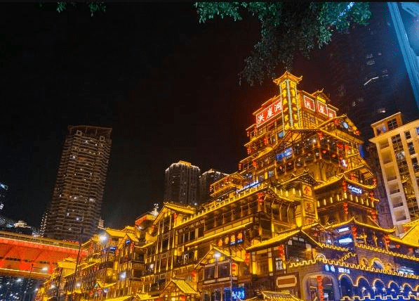 逛逛夜景,洪崖洞灯光美轮美奂,魔幻的夜景,感受感受当地的风土人情和