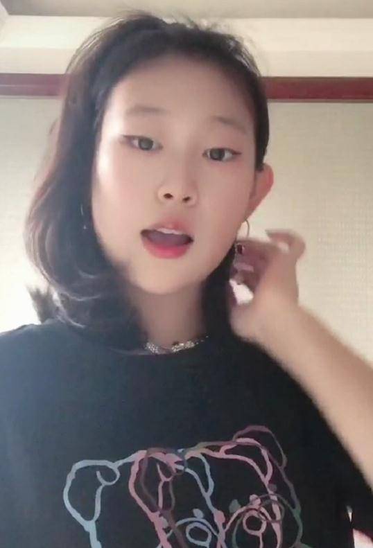 小沈阳15岁女儿晒近照!妆容精致大耳环抢镜,自信跳舞明星范儿足
