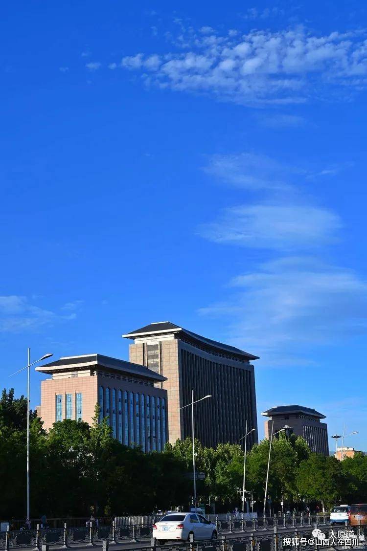 山西省委办公大楼位于大原市迎泽大桥东端,是一座庄严雄伟的现化化