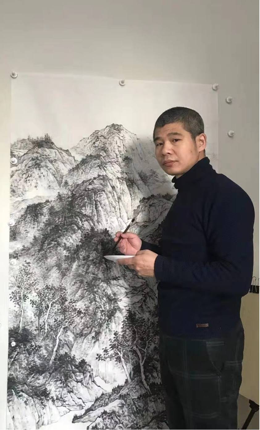 擅长素描和国画,专攻山水国画,拜省美协画家周峰为师,多次入选入展