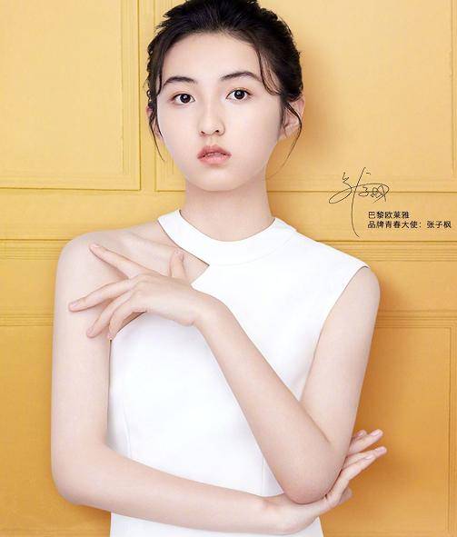 18岁张子枫终于官宣新身份,从少女变成女神,不愧是黄磊"女儿"