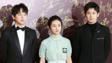 当天晚上走红毯,彭昱畅与"妹妹"张子枫以及胡先煦三人一起.