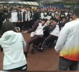 搞笑gif动图,这么一帮强人跟你抢篮球场,你抢的过来么?_哥们