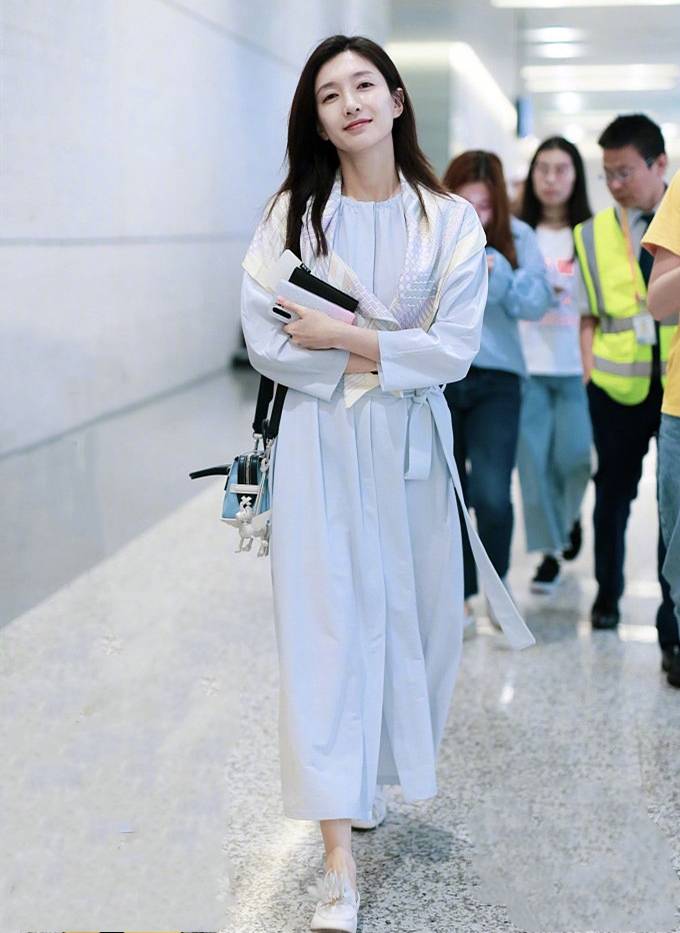 江疏影走机场真低调,穿890元连衣裙配3300元豆豆鞋,美