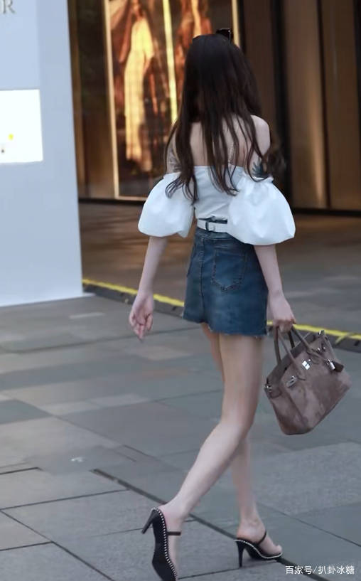 街拍:小姐姐这心是有多大?牛仔裙已经够短了,她还敢往