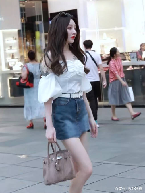 街拍:小姐姐这心是有多大?牛仔裙已经够短了,她还敢往