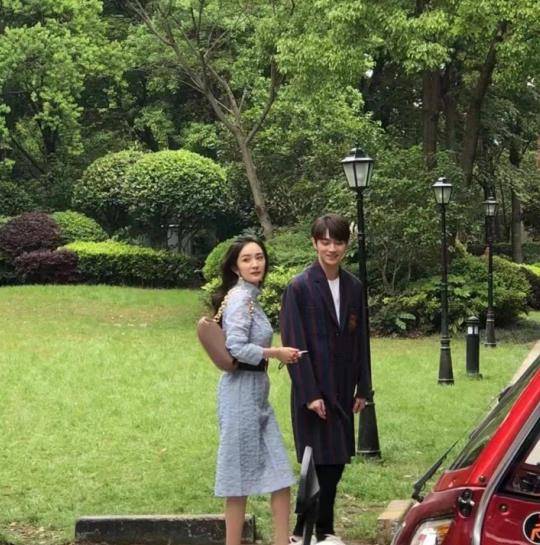 杨幂许凯片场互动甜蜜,街头亲密挽手散步,杨幂穿包臀裙秀大长腿