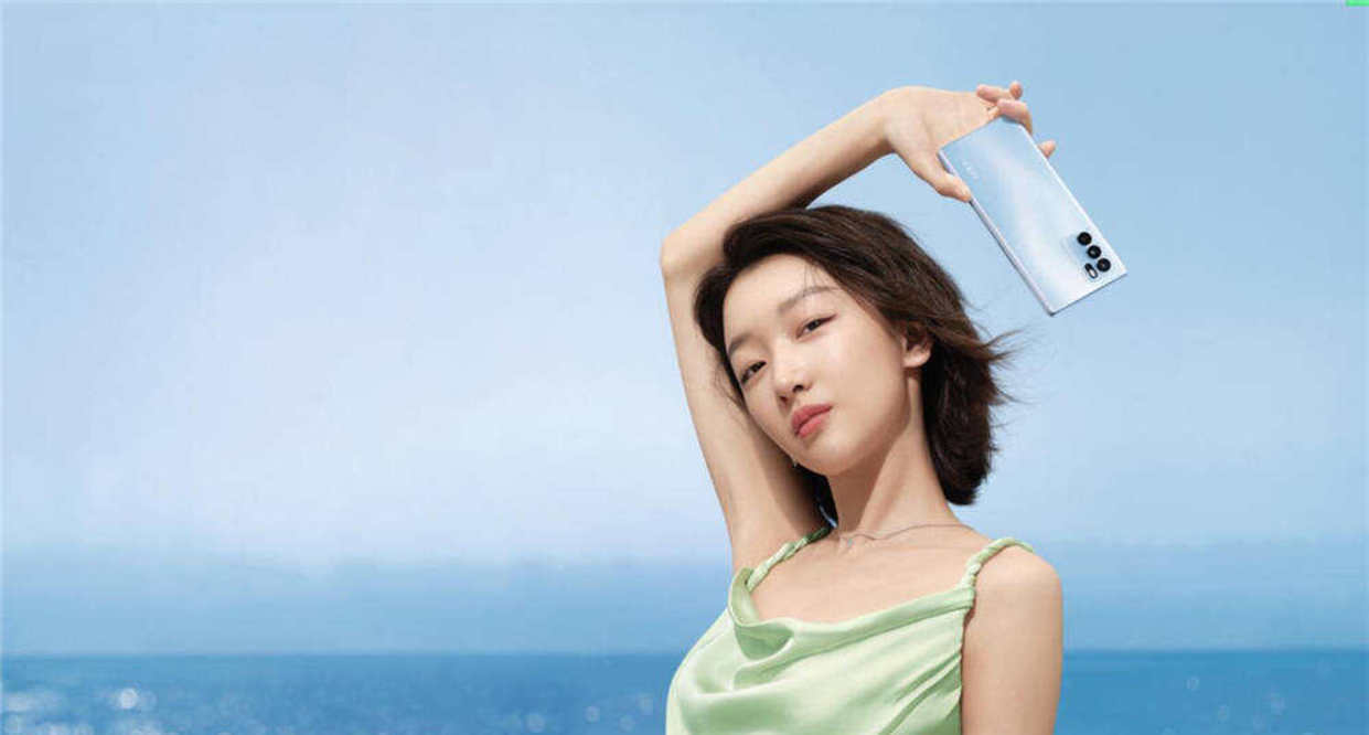 周冬雨oppo手机图片,周冬雨代言oppo图片 夏日穿搭困难症又来了看迪丽热巴周冬雨怎么仅靠亮片玩转盛夏