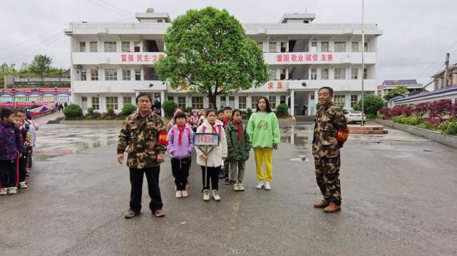 民乐镇中心小学护校队还与民乐镇政府干部,民乐镇公安干警,花垣县第四