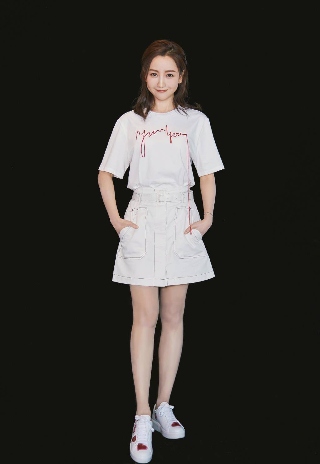 杨蓉身高161厘米,虽然算不上是高个子,但是身材比例十分好,尤其其衣着