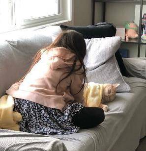 小女孩被猫咪同化?睡觉姿势太"奇葩",主人:女儿越来越