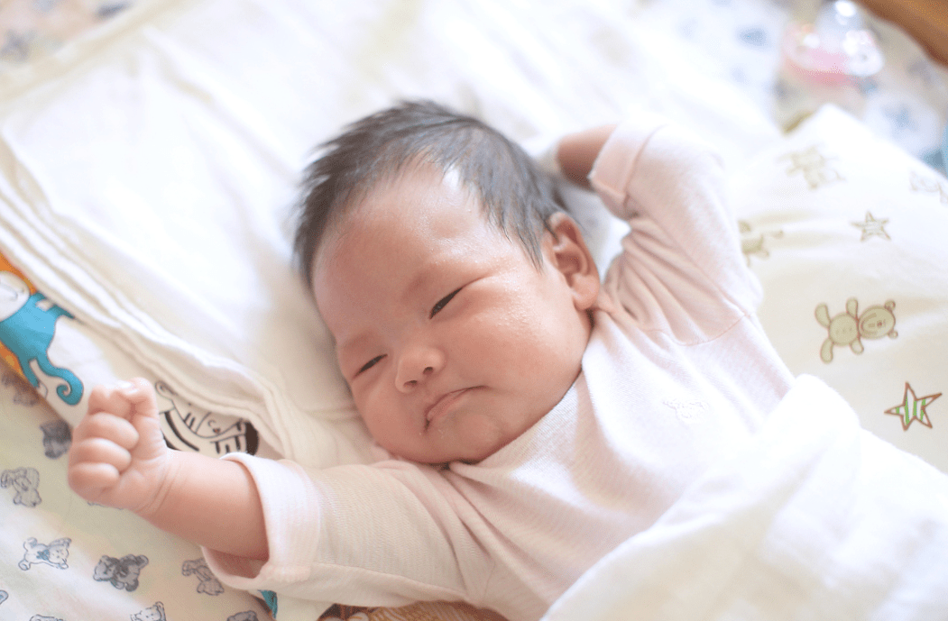 小婴儿何时能开始＂睡整觉＂？宝妈提前做好引导,晚上带娃更轻松