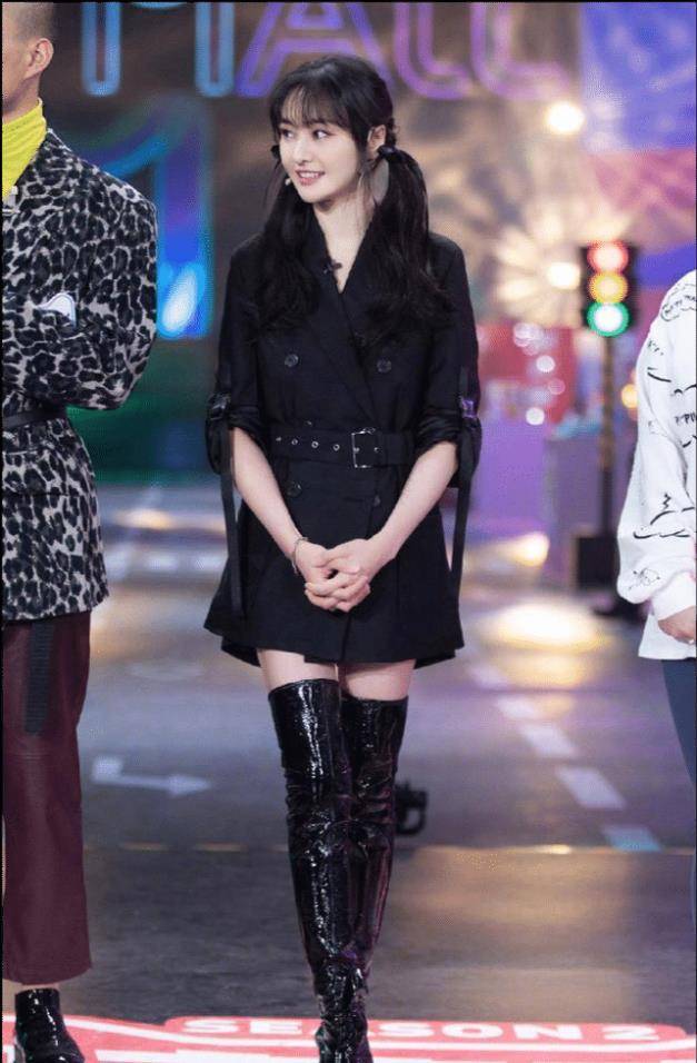 都说郑爽穿裙子太美,"西装"照曝出后,网友:更美了