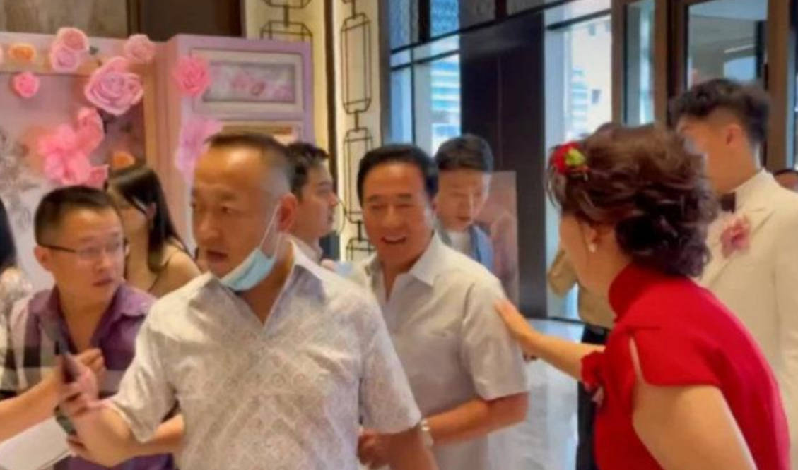 原创49岁闫学晶近照曝光,儿子婚礼大办,与前夫林越同台合照合不拢嘴!
