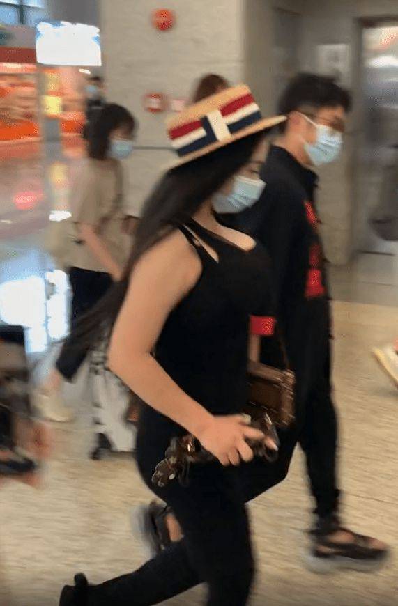 邹市明夫妇机场十指紧扣,冉莹颖身材火辣上围傲人,网友:比例有点怪