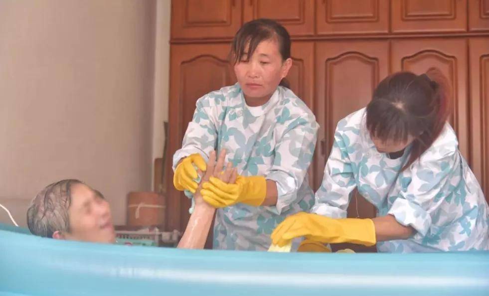 为解决失能老人,半失能老人的洗澡问题,让他们过上高质量的晚年生活