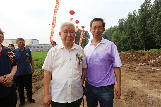 老兵爱心人士献爱心河渠希望学校体育场开建