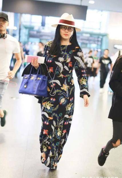 李湘胖到"失控",穿连衣裙难掩丰腴体态,出活动小弟护送够霸气