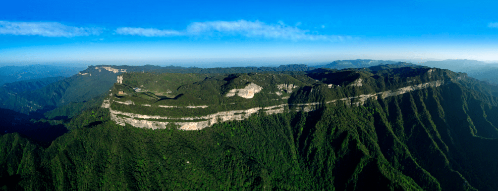 喀斯特桌山地貌 摄影/郑彬