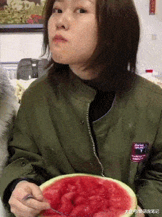 主人看电视吐西瓜籽,扭头一看把二哈吐成了麻子脸,汪