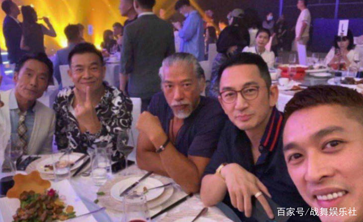 "乌鸦"张耀扬:满头白发跑商演,现场无人识,58岁仍是单身一人