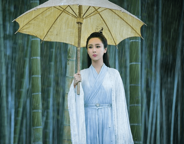 女星古装撑伞造型绝了!赵丽颖风格百变,杨紫清冷,热巴