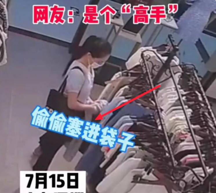 这个女人有一个黑色的布袋和一个黑色的塑料袋.