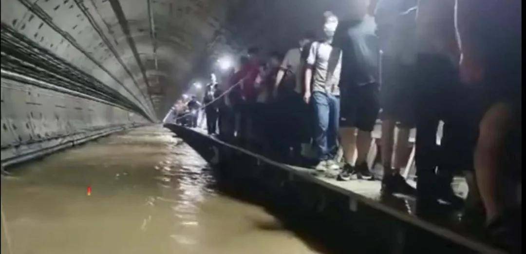 郑州地铁进水,乘客车内被淹,应该有个答案!
