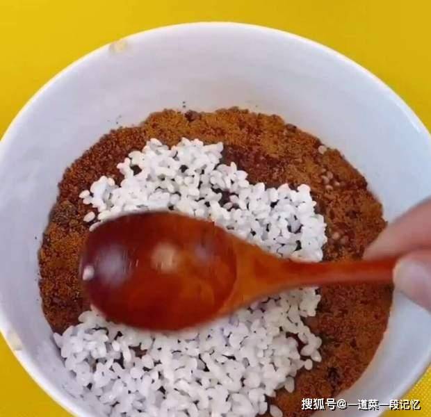 4.把红糖均匀的撒在糯米上,用勺子压一下,红糖薄薄地撒一层就可以了.