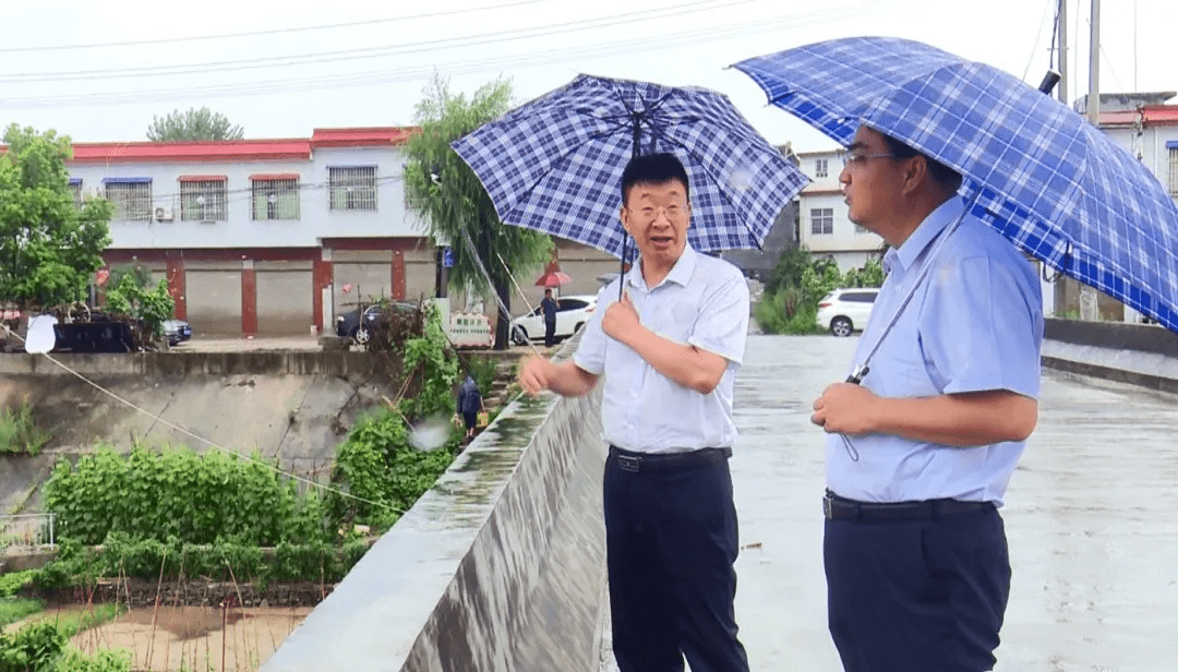 在南河店镇,宋兴哲首先来到祥和湾移民搬迁点,仔细