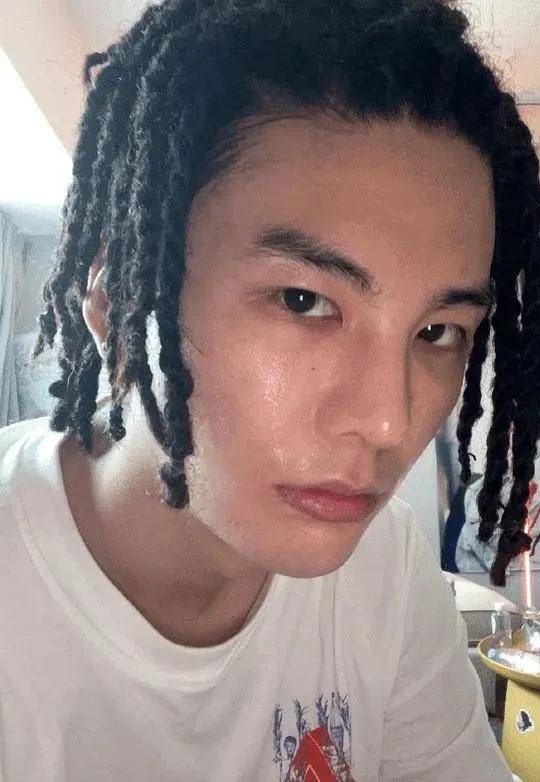 资料显示 孩子王draksun出生于1998年 是一名说唱歌手 今年刚参加