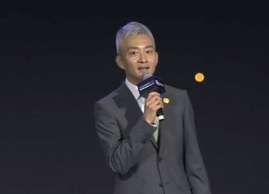 我们关注的是双鬓白发.