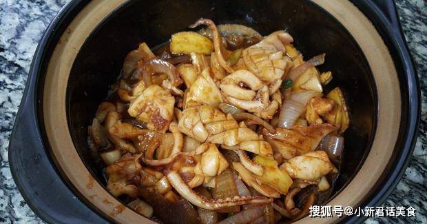 砂锅鱿鱼,很好吃的一道家常菜,做法简单又美味,值得一吃
