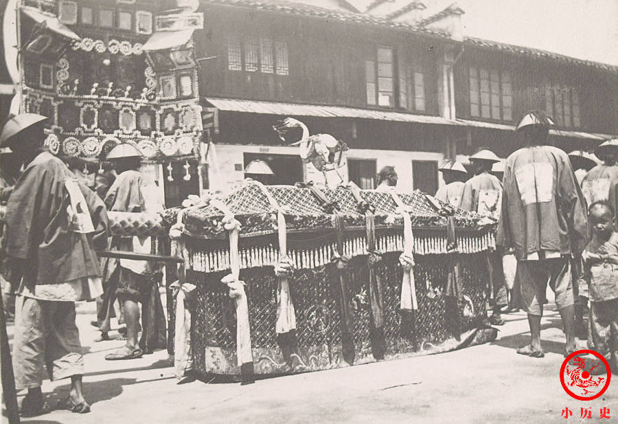 1908年老照片:戴枷的囚徒不敢看镜头,农民在荒野上搭茅屋度日