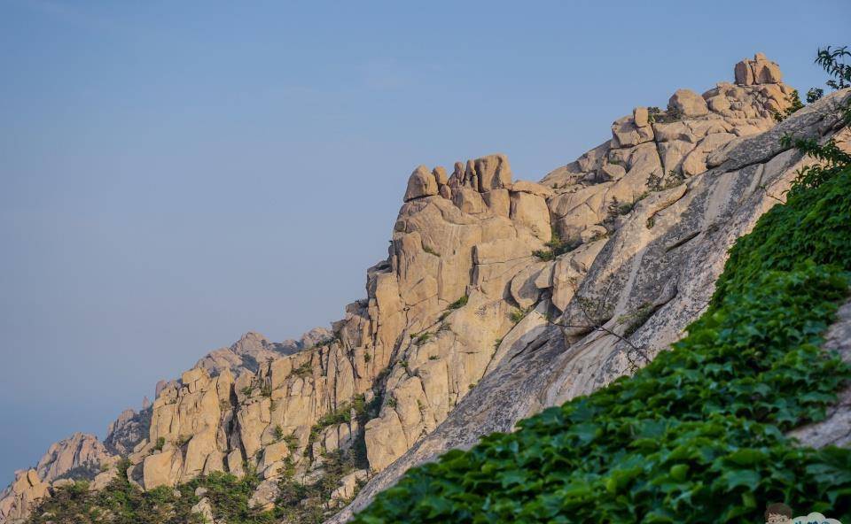 仰口风景区位于崂山的东北部,在崂山的众多景点中,它是最为经典的山