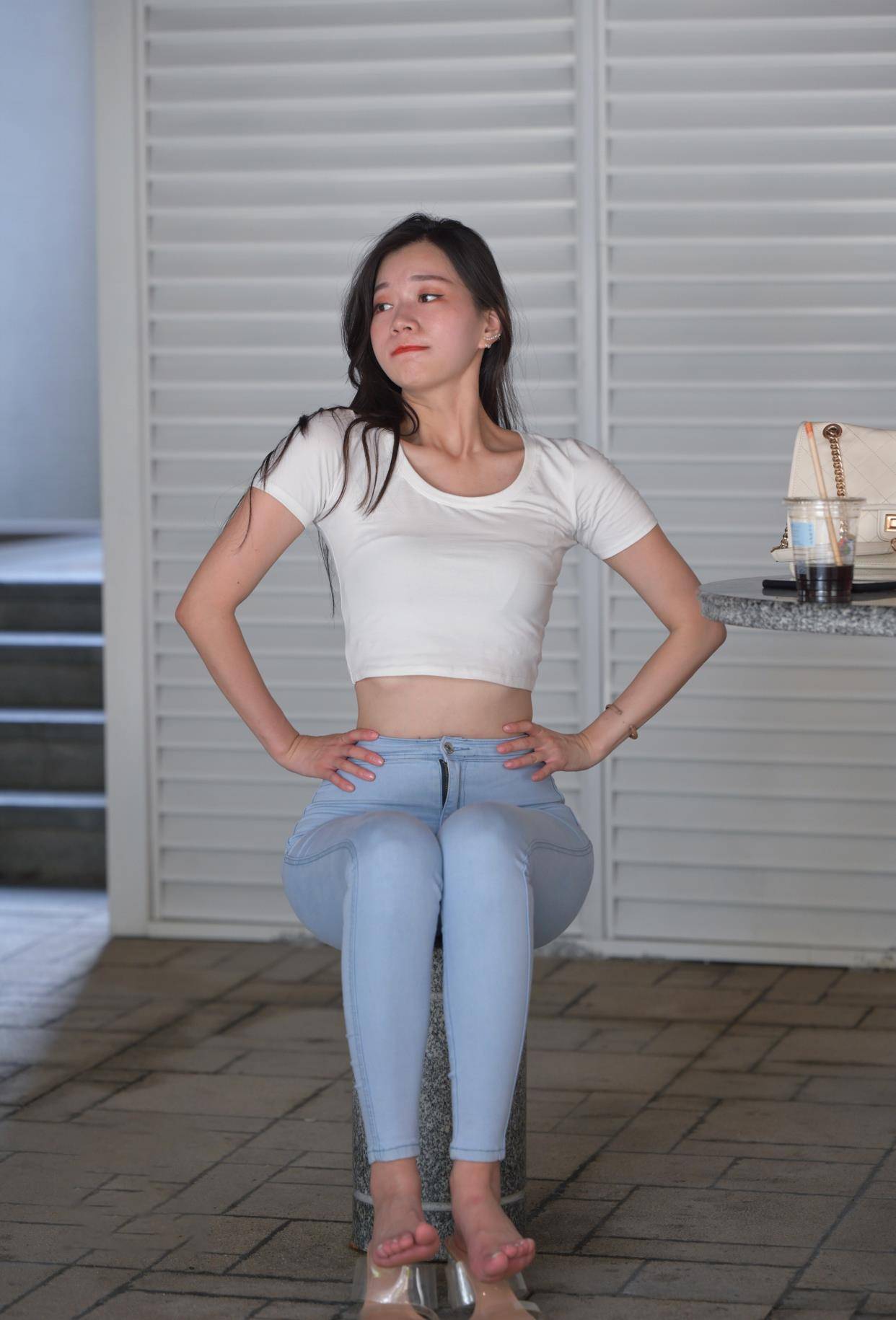款式简约的紧身牛仔裤穿在美女的身上却能展现出令人惊艳的美